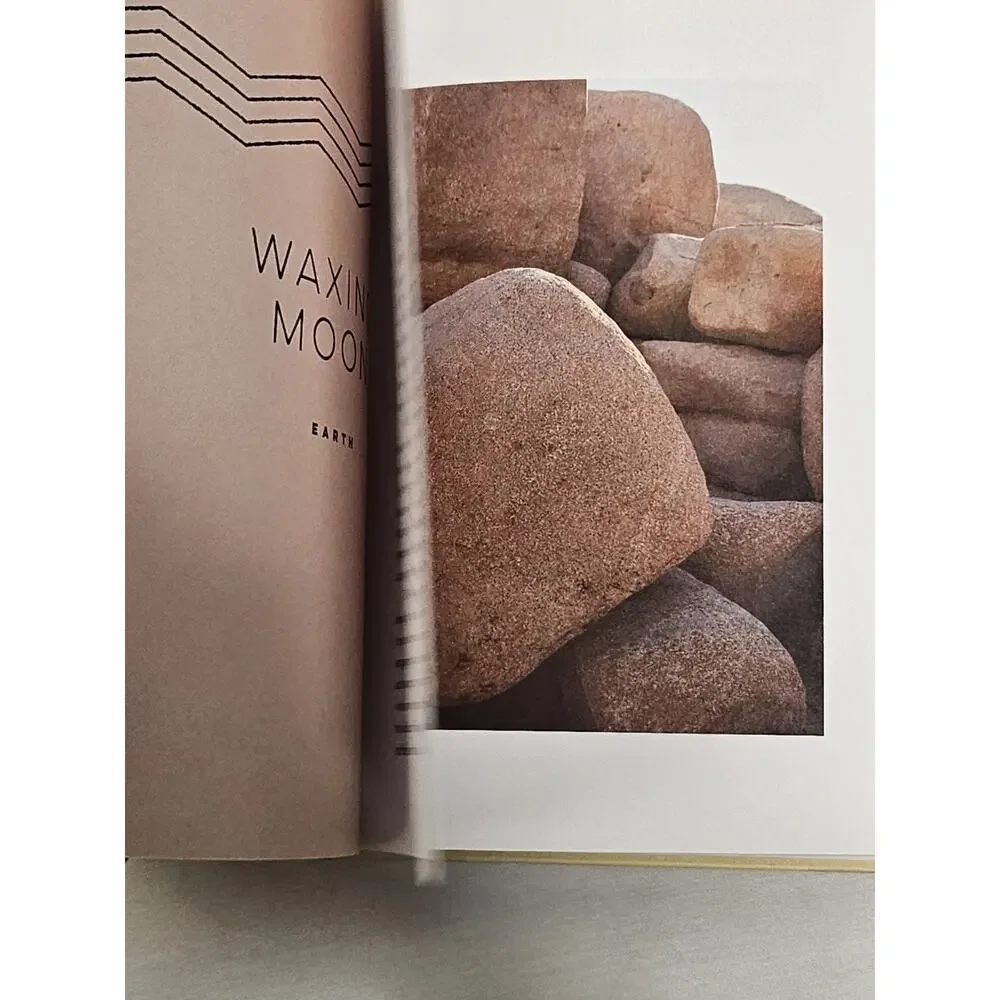 Moon Bath : Bathing Rituals and Recipes for Relaxation and Vitality - Picture 9 of 16